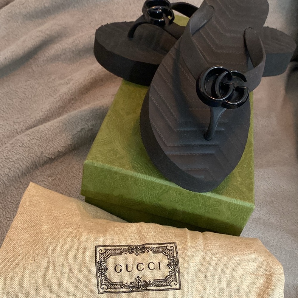 Authentic Gucci rubber Chevron platform flip-flops - Picture 8 of 8